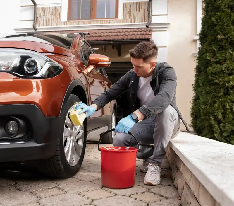 Lavage auto à domicile Saint-Cyr-la-Roche : professionnel intervenant sur un véhicule